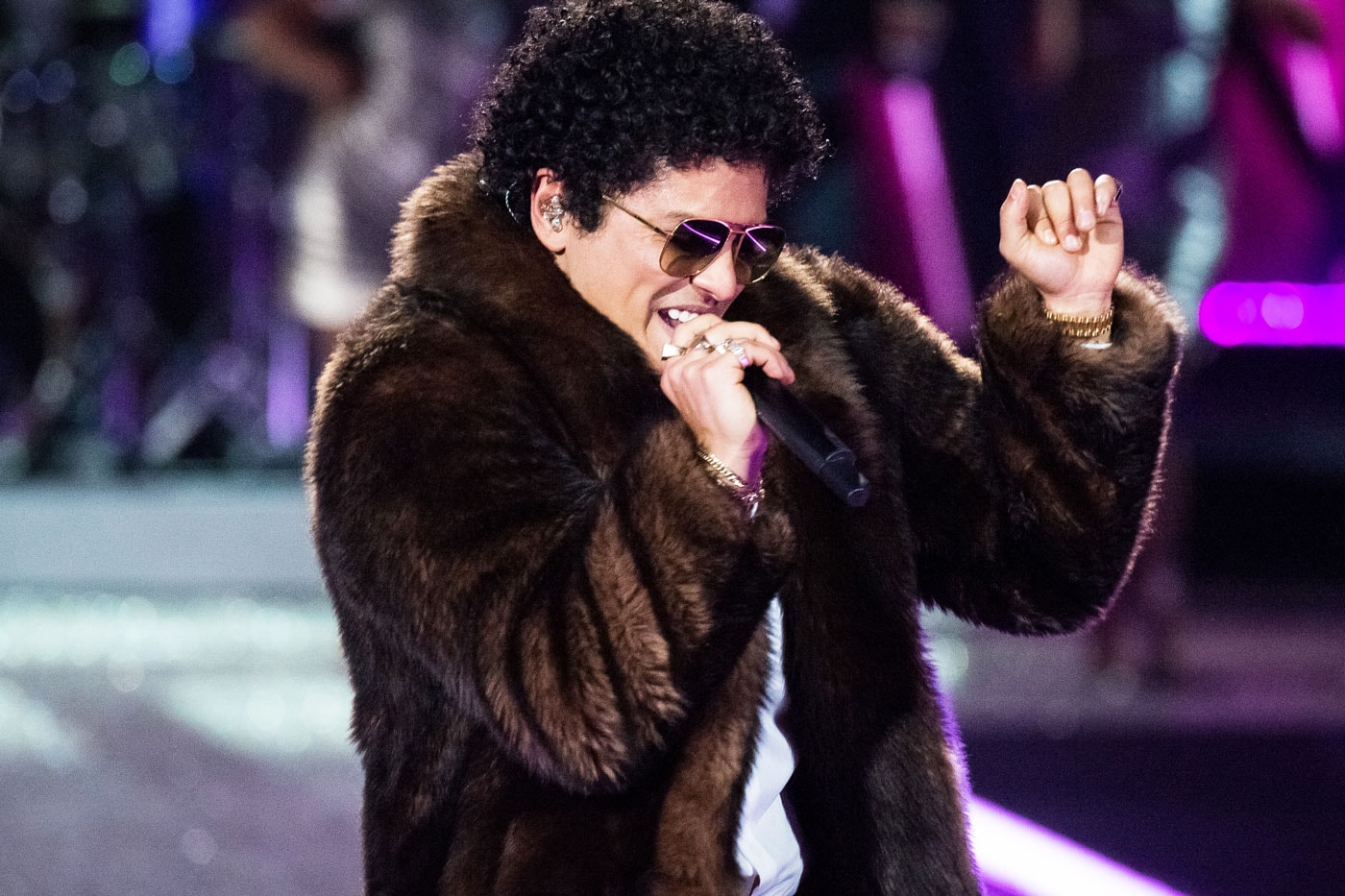 Bruno Mars Channels Michael Jackson & Prince in "Versace On The Floor" New Single 24K Magic Pop Ballad