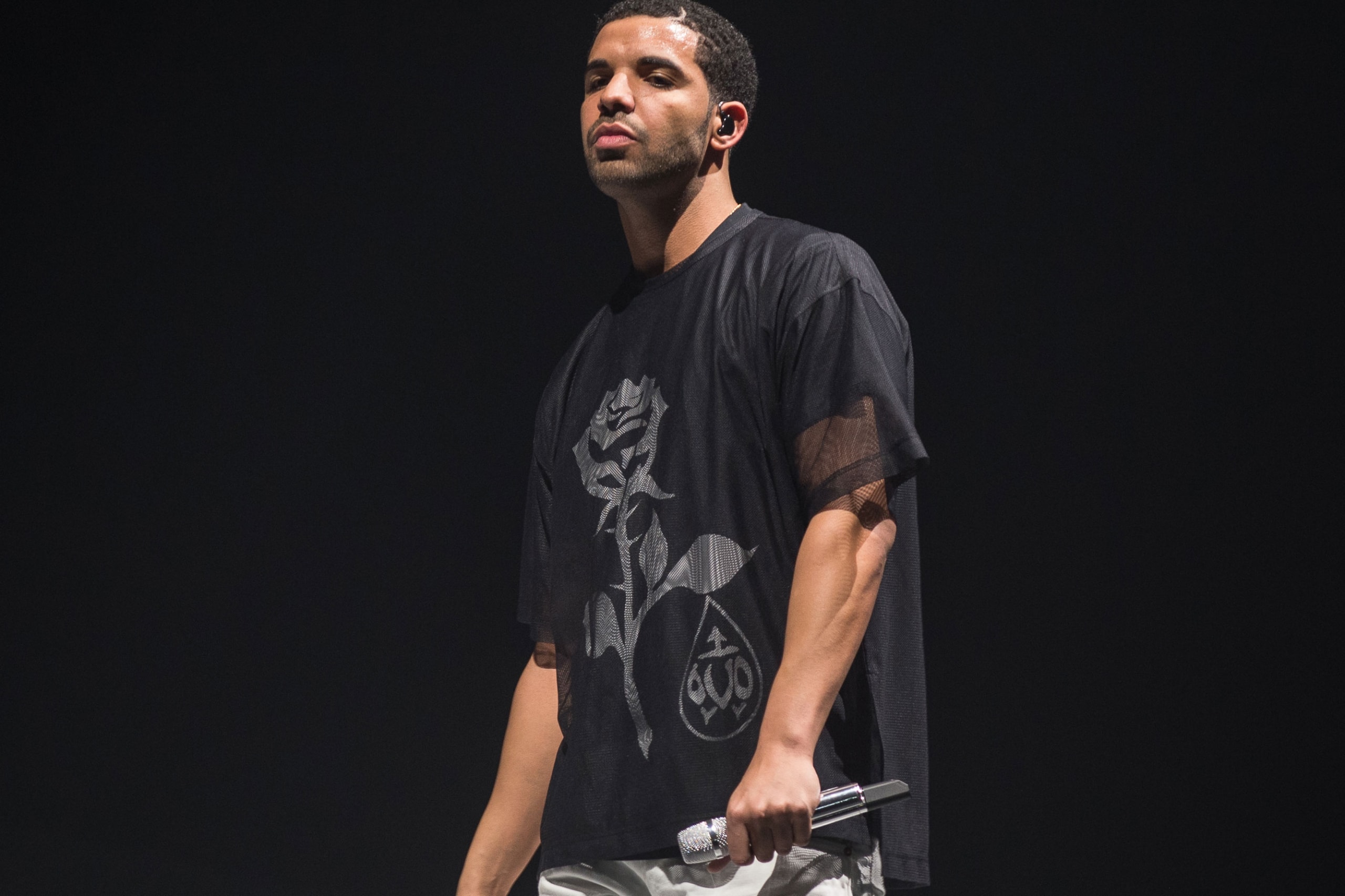 Drake Threatens Fan Groping Women Sydney Concert November 2017
