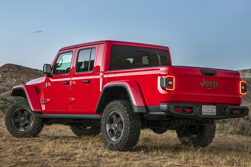 Jeep gladiator truck 2020 debut reveal auto show 2019 release silver red black color sport utility coupe model pick up pickup 