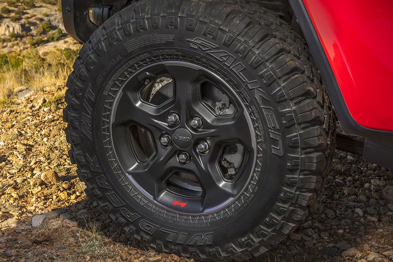 Jeep gladiator truck 2020 debut reveal auto show 2019 release silver red black color sport utility coupe model pick up pickup 
