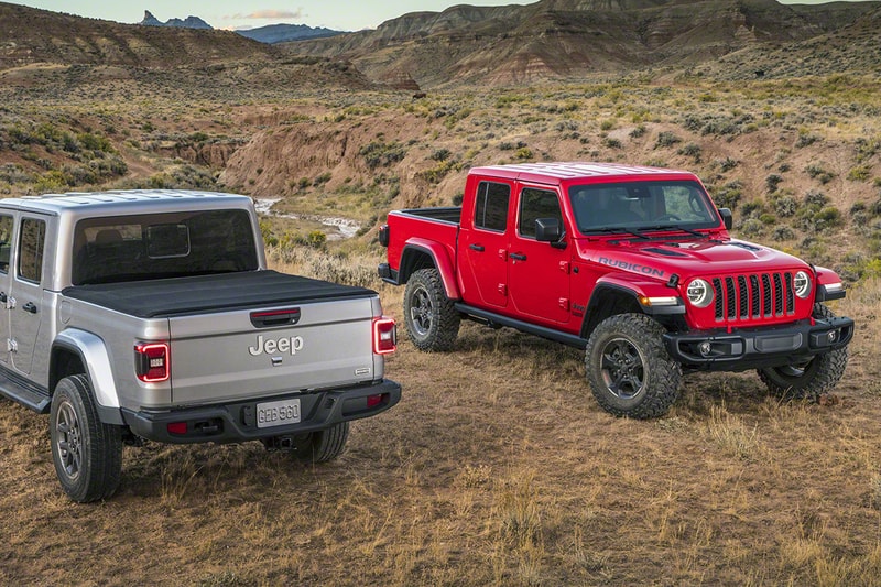 Jeep gladiator truck 2020 debut reveal auto show 2019 release silver red black color sport utility coupe model pick up pickup 