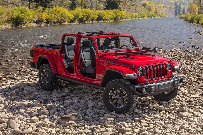 Jeep gladiator truck 2020 debut reveal auto show 2019 release silver red black color sport utility coupe model pick up pickup 