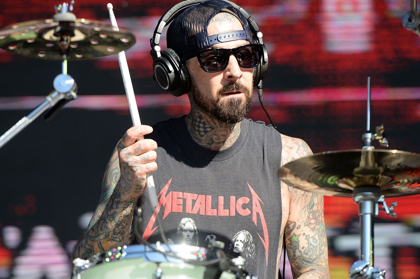 Travis Barker featuring Tom Morello, RZA & Raekwon – Carry It