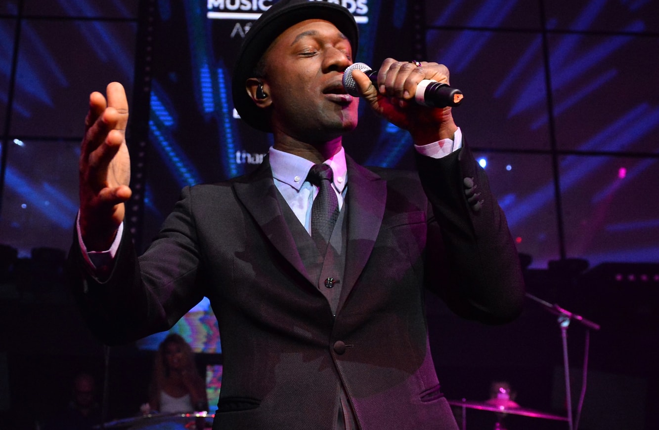 Aloe Blacc featuring The Roots - I Need a Dollar (Live on Jimmy Fallon)