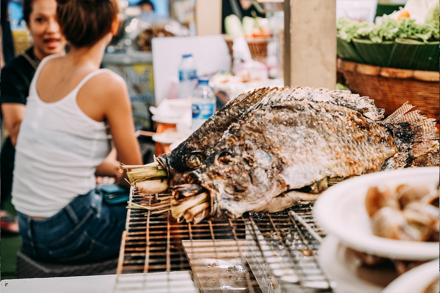 タイ・バンコクで訪れたいスポット 12 選 HYPEBEAST Bangkok Thailand City Guide Restaurants Cafes Bars Market ad lib Hotel Bar Issaya Siamese Club Red Diamond Café The Rabbit Hole Black Amber Social Club Pacamara Coffe e Roaster x Specialty Coffee Lab Sor Roongroj Night Train Market Srinakarin UPPERGROUND CARNIVAL best food shopping sneakers 
