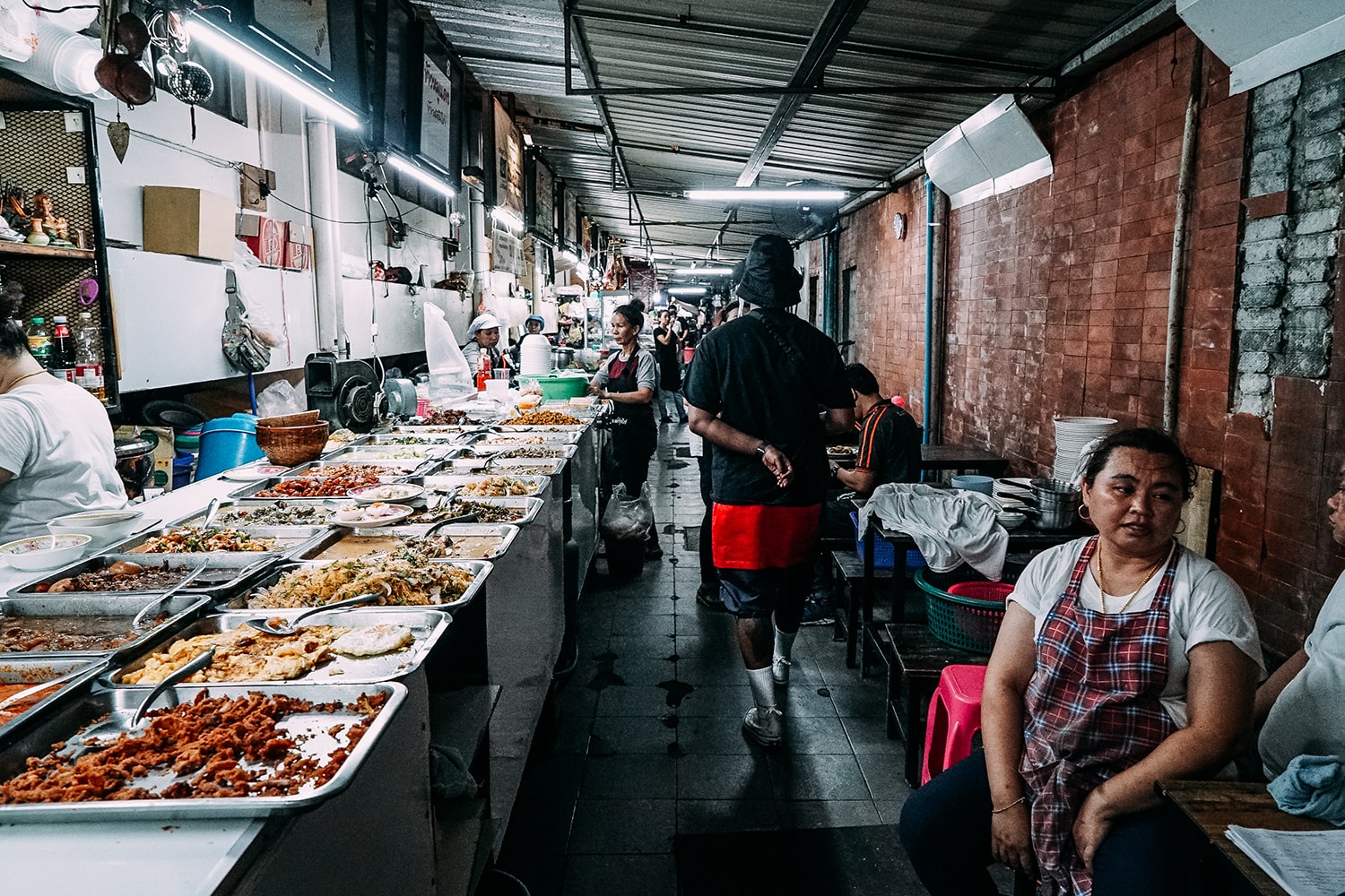 タイ・バンコクで訪れたいスポット 12 選 HYPEBEAST Bangkok Thailand City Guide Restaurants Cafes Bars Market ad lib Hotel Bar Issaya Siamese Club Red Diamond Café The Rabbit Hole Black Amber Social Club Pacamara Coffe e Roaster x Specialty Coffee Lab Sor Roongroj Night Train Market Srinakarin UPPERGROUND CARNIVAL best food shopping sneakers 