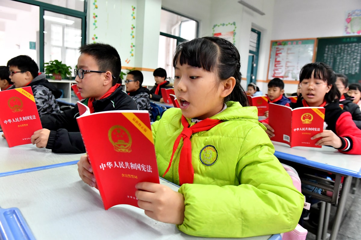 China Track Students with 'Intelligent Uniforms' 