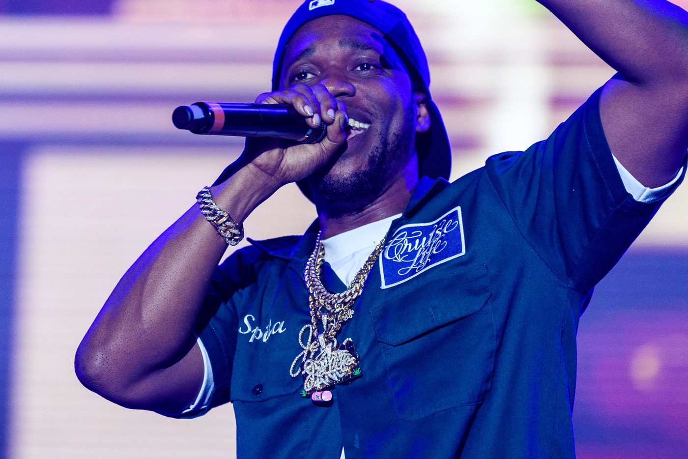 Curren$y featuring Young Roddy & Trademark Da Skydiver – Hold On 