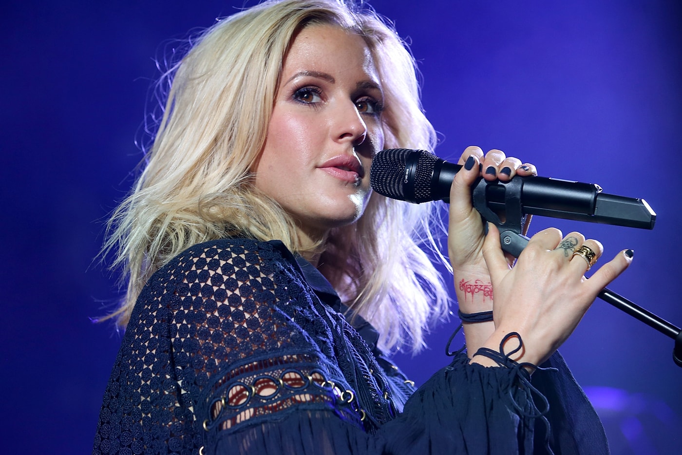 Ellie Goulding – Only Girl (In The World) (Rihanna Cover) (BBC Radio 1′s Live Lounge)
