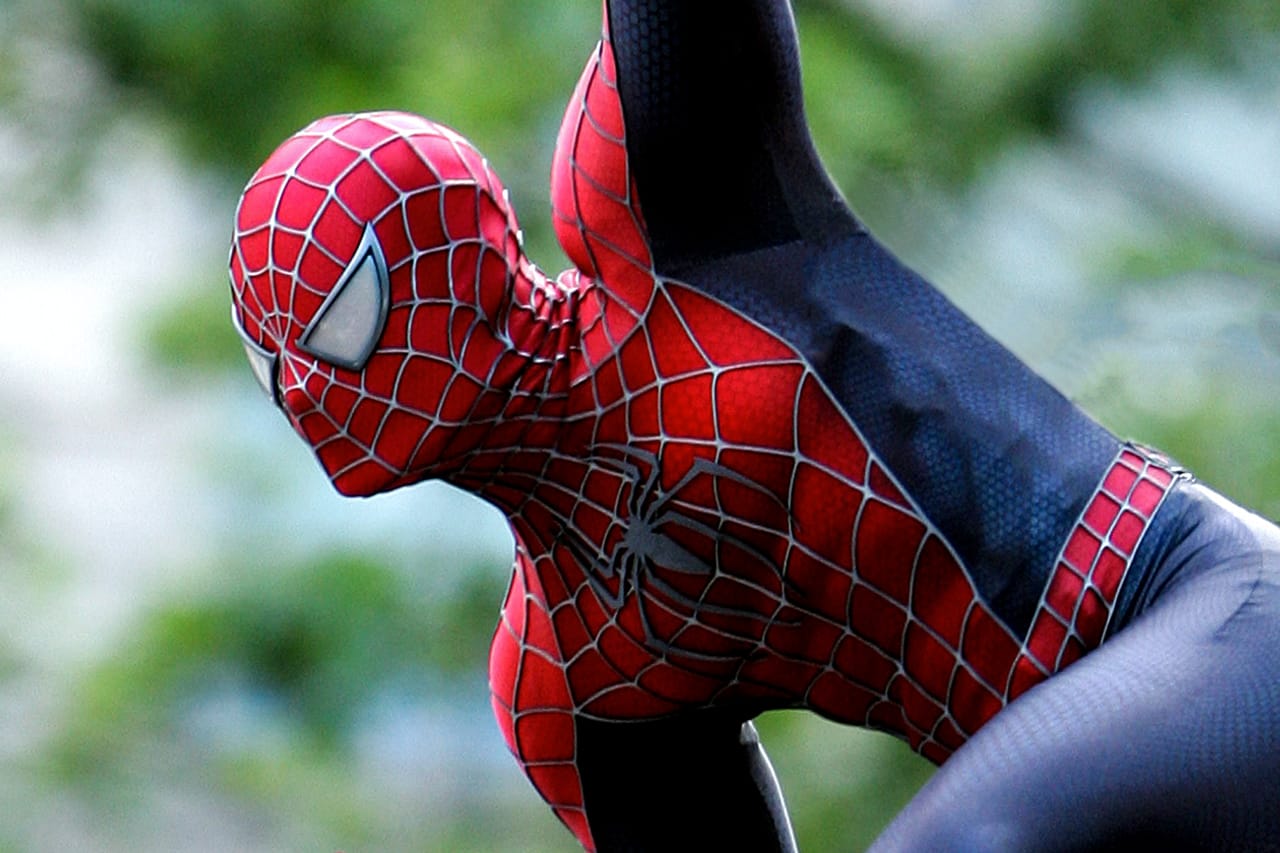 Самого последнего человека паука. Человек паук Сэма Рэйми. Sam Raimi Spider man Suit 2002. Костюм человека паука Сэма Рэйми. Человек паук Сэма Рейми комтюм.