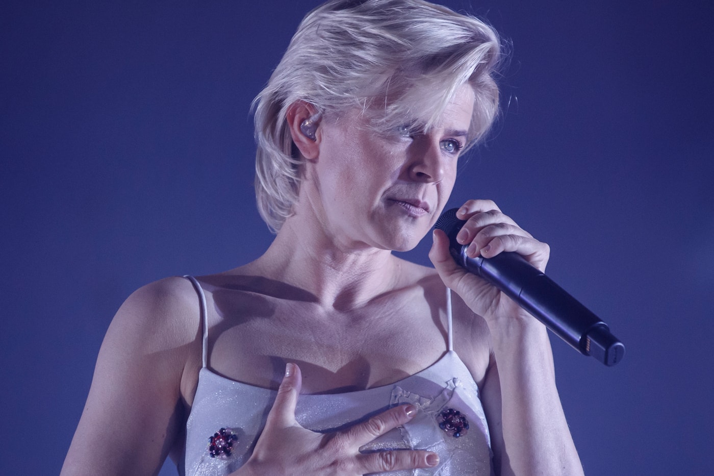 Robyn - Dancing On My Own & Indestructible (Live @ Nobel Peace Prize Awards)