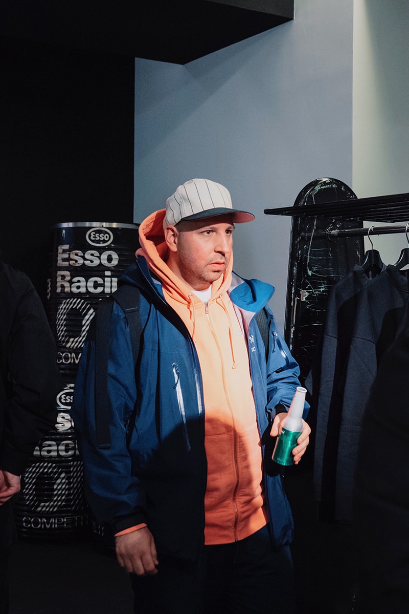 L'art de l'automobile "Out of Gasoline" pop-up arthur kar t-shirt crewneck mock neck mobil petrol station oil socony vaccuum exhibition car terminology  