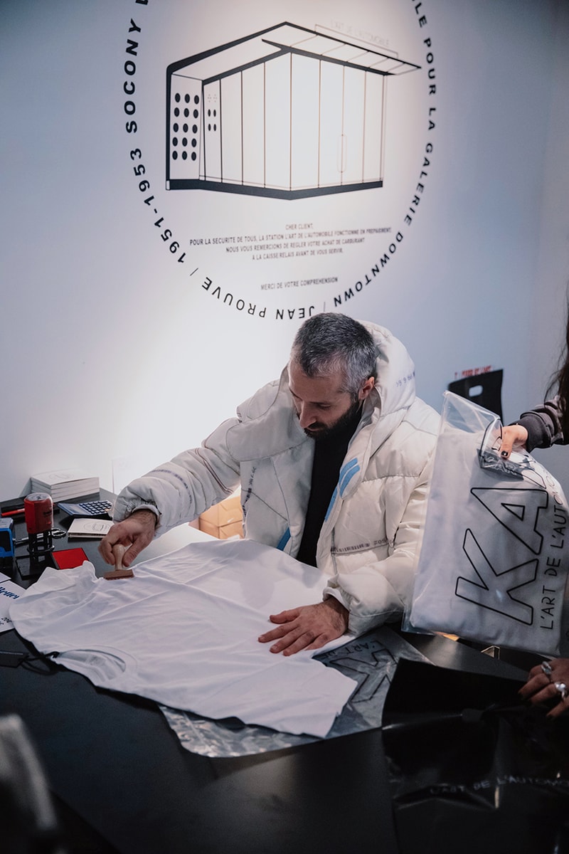 L'art de l'automobile "Out of Gasoline" pop-up arthur kar t-shirt crewneck mock neck mobil petrol station oil socony vaccuum exhibition car terminology  