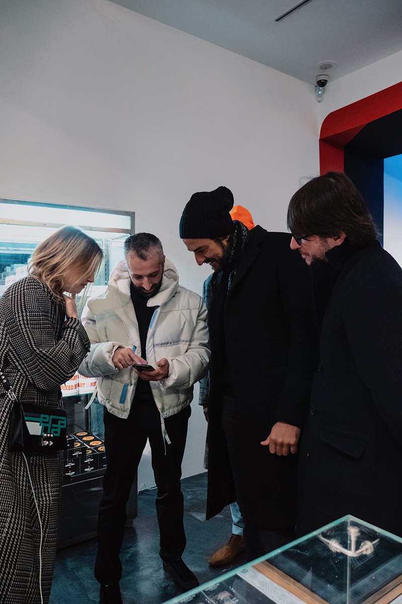 L'art de l'automobile "Out of Gasoline" pop-up arthur kar t-shirt crewneck mock neck mobil petrol station oil socony vaccuum exhibition car terminology  