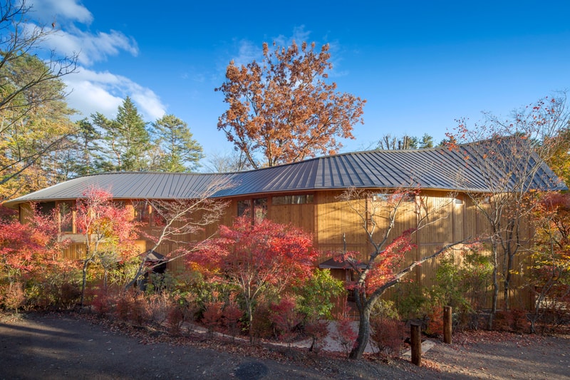 Shigeru Ban Shishi-Iwa House japan winding roof woods