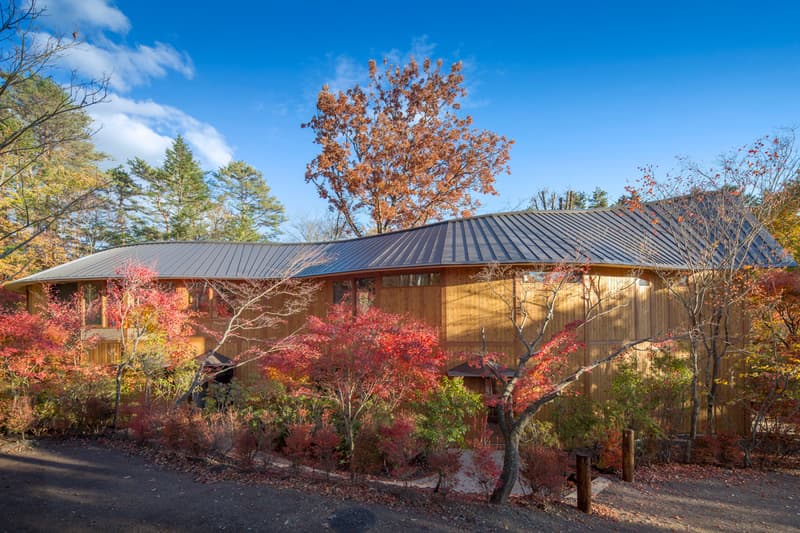 Shigeru Ban Shishi-Iwa House japan winding roof woods