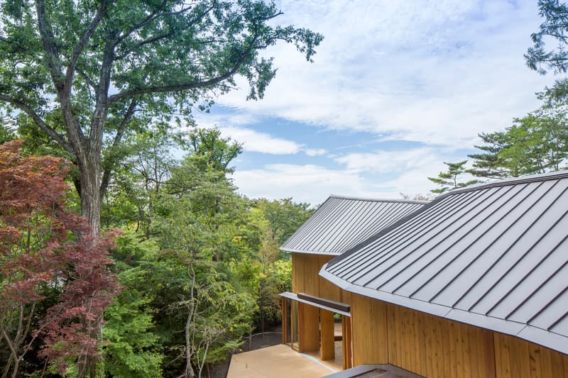 Shigeru Ban Shishi-Iwa House japan winding roof woods