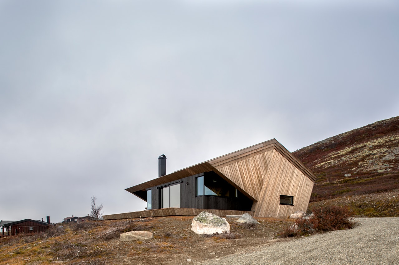 hooded cabin Arkitektærelset norway wooden Imingfjell