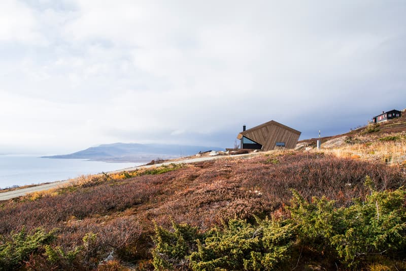 hooded cabin Arkitektærelset norway wooden Imingfjell