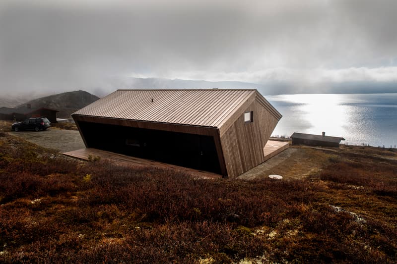 hooded cabin Arkitektærelset norway wooden Imingfjell