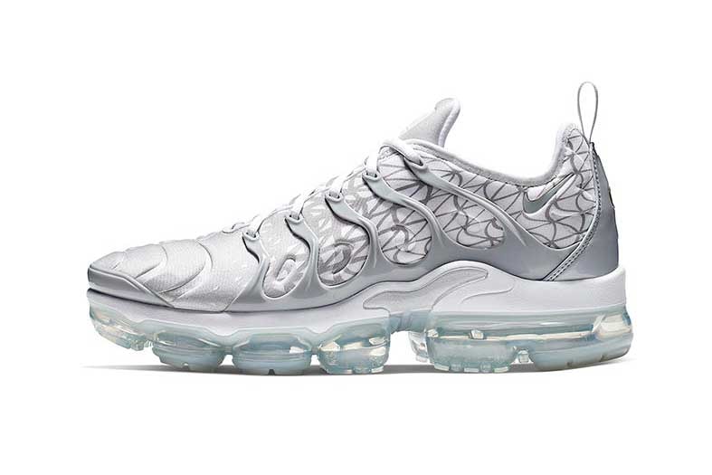 nike air vapormax plus march colorway white shark motif grey