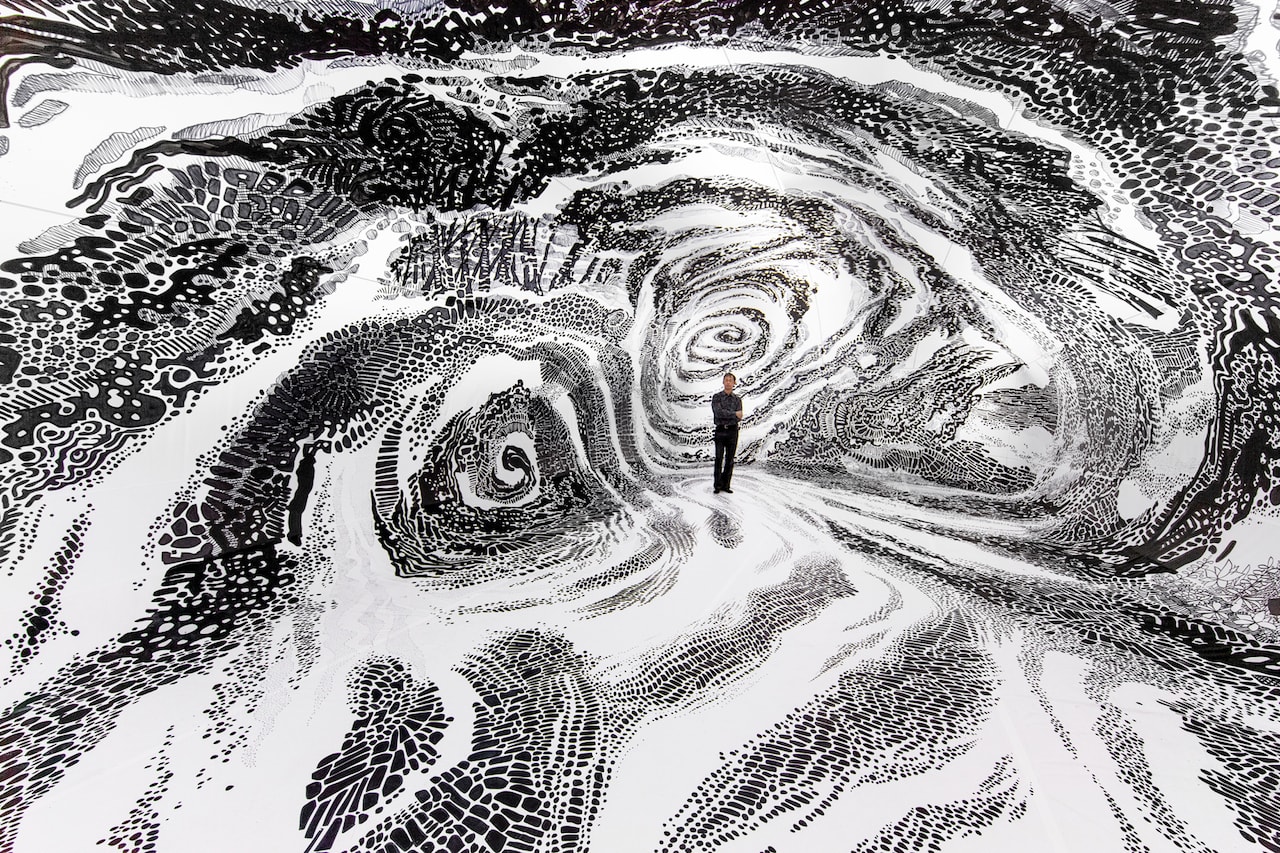 Оскар Оива визионер черно-светлый иммерсивный фреска Нью-Йорк инсталляция произведение искусства