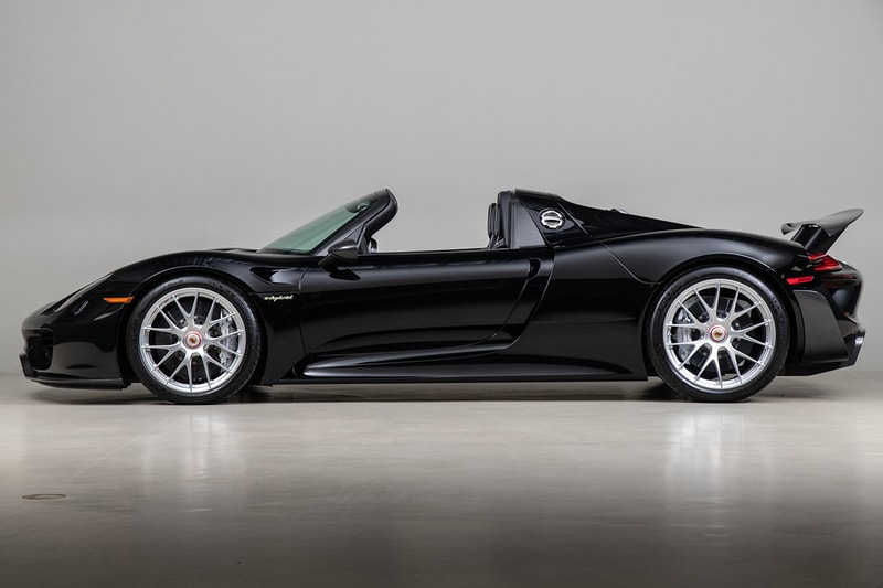 Porsche 918 Spyder Hybrid Onyx Black Silver Accents Environmental Super Car Hypercar Weissach Package 628 miles magnesium motorsport wheels, lighter brake design titanium bolts chassis rear carbon fibre spoilers 214 mph 875bhp 2.4seconds 944 lb-ft torque 4.6ltr V8 Race Engine 