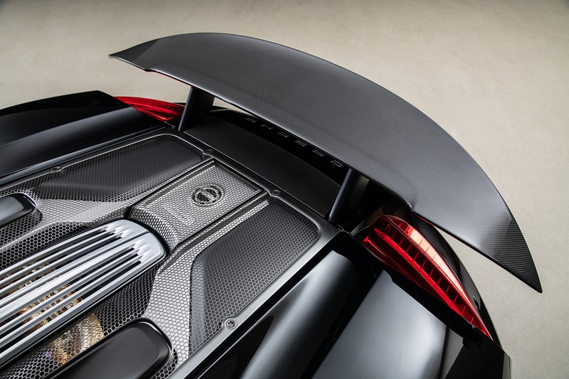 Porsche 918 Spyder Hybrid Onyx Black Silver Accents Environmental Super Car Hypercar Weissach Package 628 miles magnesium motorsport wheels, lighter brake design titanium bolts chassis rear carbon fibre spoilers 214 mph 875bhp 2.4seconds 944 lb-ft torque 4.6ltr V8 Race Engine 