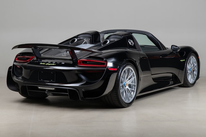 Porsche 918 Spyder Hybrid Onyx Black Silver Accents Environmental Super Car Hypercar Weissach Package 628 miles magnesium motorsport wheels, lighter brake design titanium bolts chassis rear carbon fibre spoilers 214 mph 875bhp 2.4seconds 944 lb-ft torque 4.6ltr V8 Race Engine 