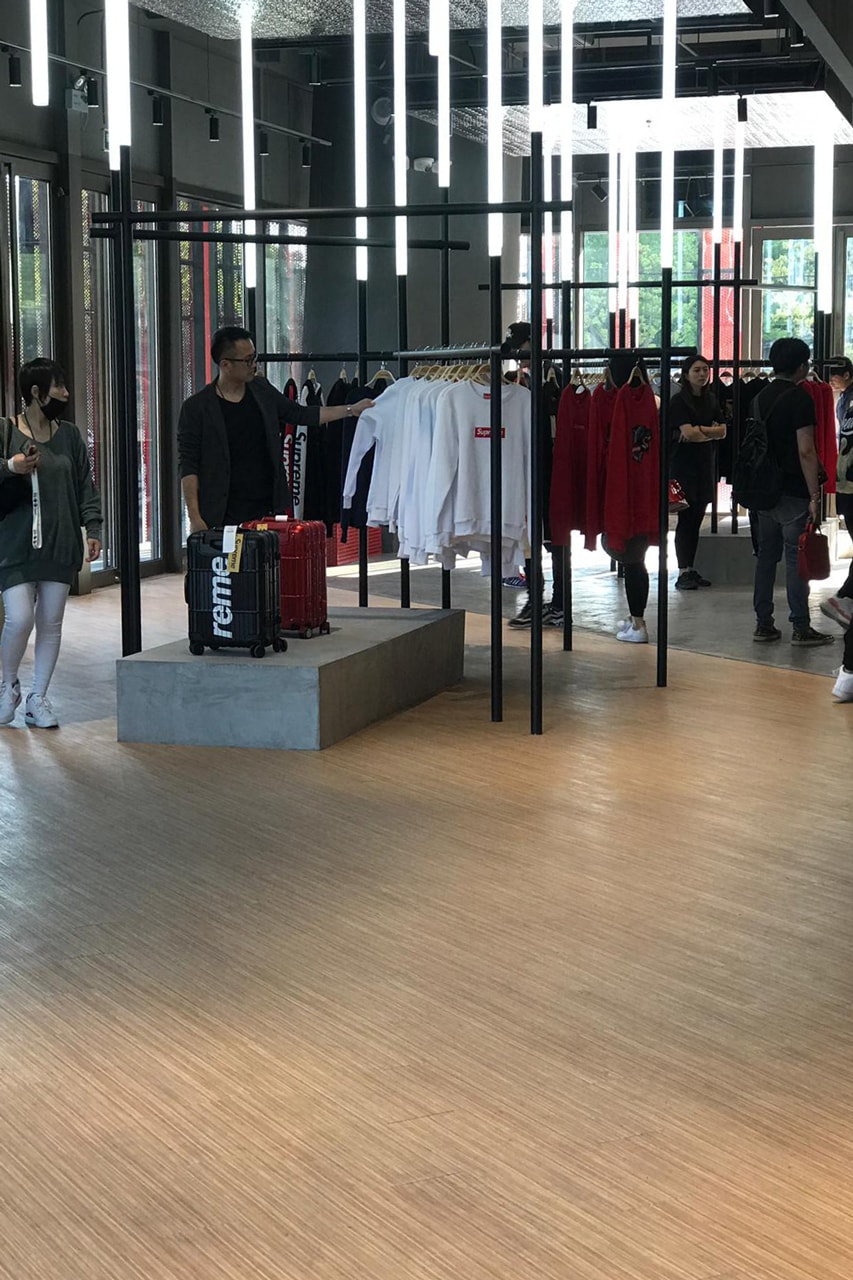 Shanghai Supreme Italia Store Look Fake Counterfeit 