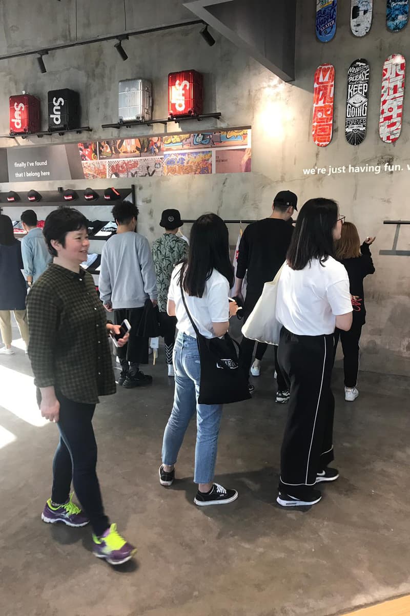 Shanghai Supreme Italia Store Look Fake Counterfeit 