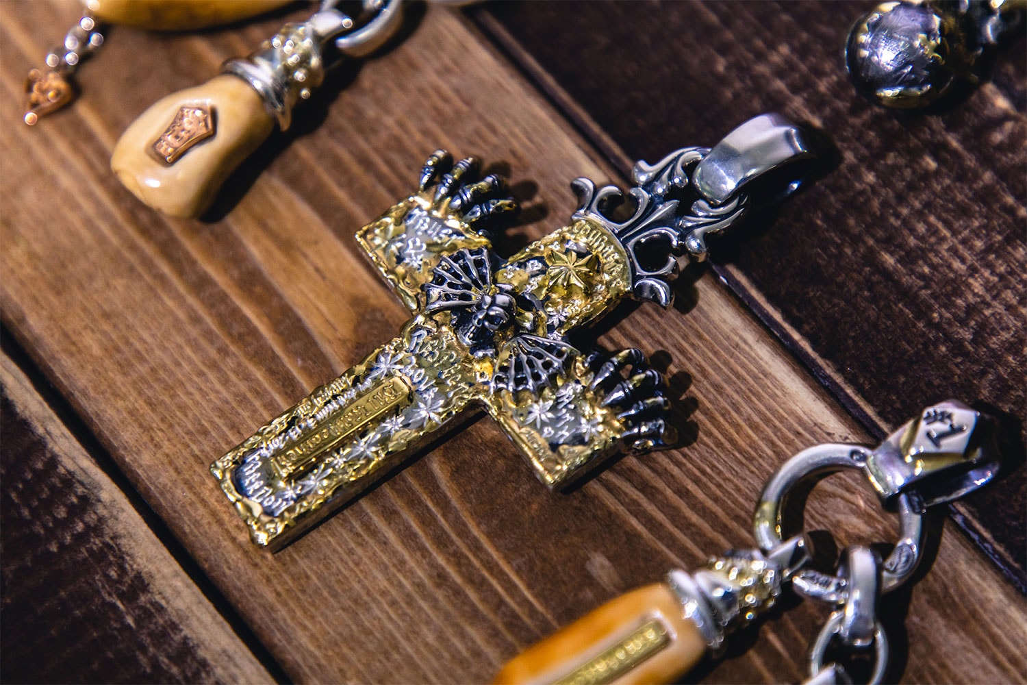 Bill Wall Leather Silver Jewelry Interview skulls vinavast Malibu silversmith Hong Kong Skulls Gold Diamond Smiley Face Silver 925 accessories rings bracelets bangles earrings