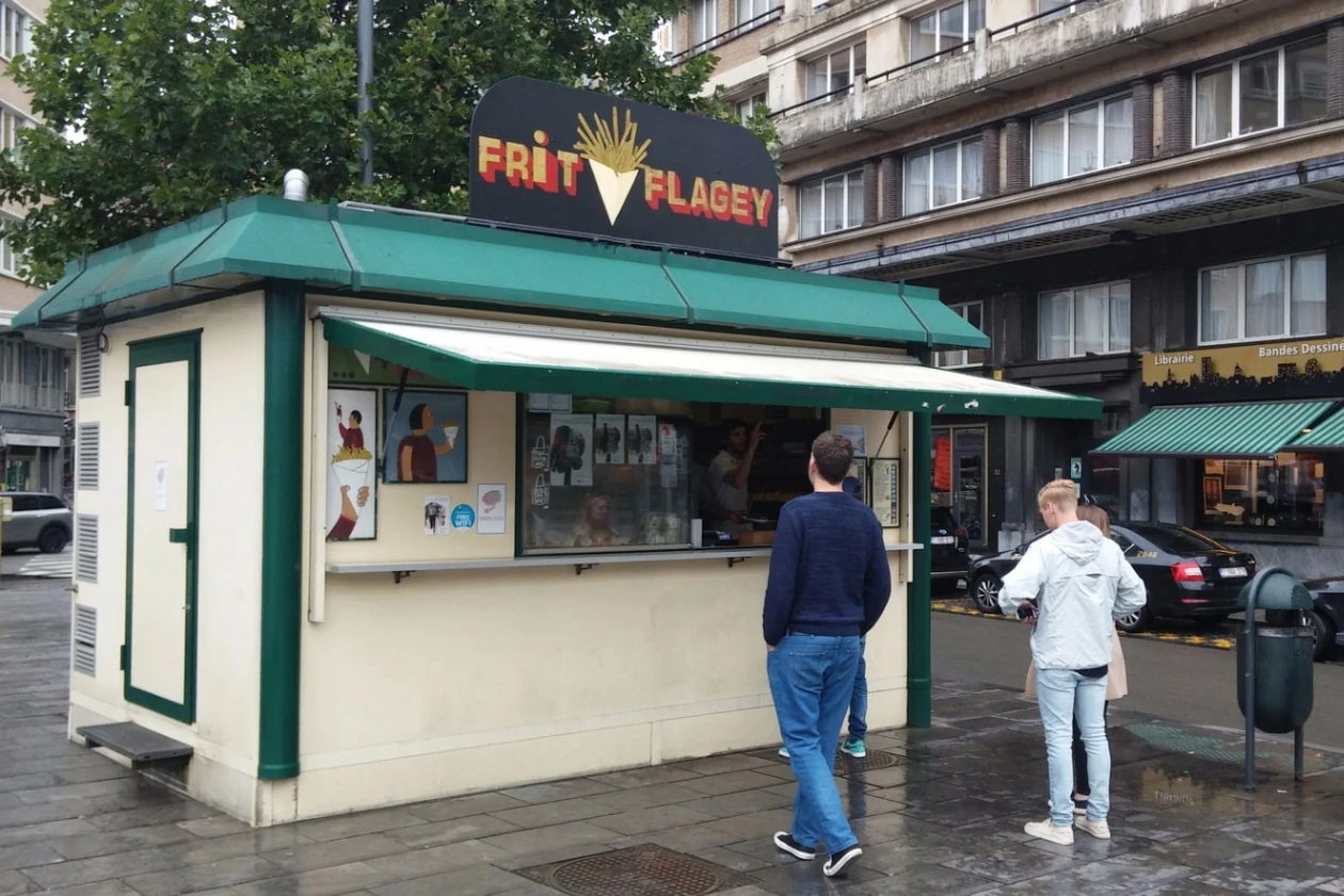 City Guide to Brussels: Things to Do travel europe beer fries frites waffles grand place Manneken-Pis tintin smurft 