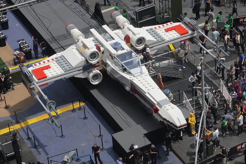 LEGO Life-Sized X Wing for the Paris Air Show aeroplane airplane star wars luke skywalker mark hamill george lucas 