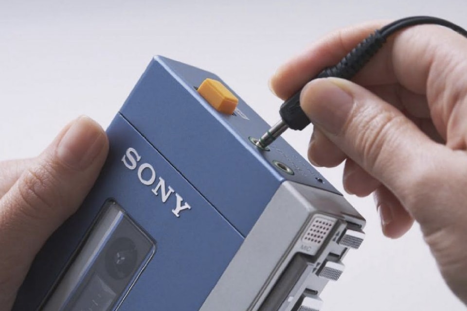 sony unveils 40th anniversary walkman with retro casette screensaver