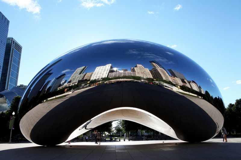 anish kapoor cloud gate the bean sculpture chicago millenium park graffiti vandalism