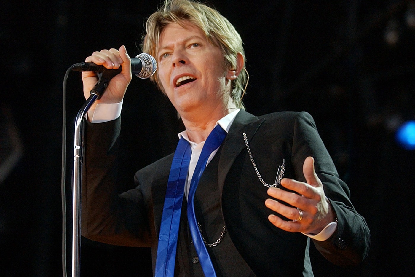 David Bowie The Man Who Fell to Earth Television Series Adaptation nicholas roeg cbs all access alex kurtzman jenny lumet