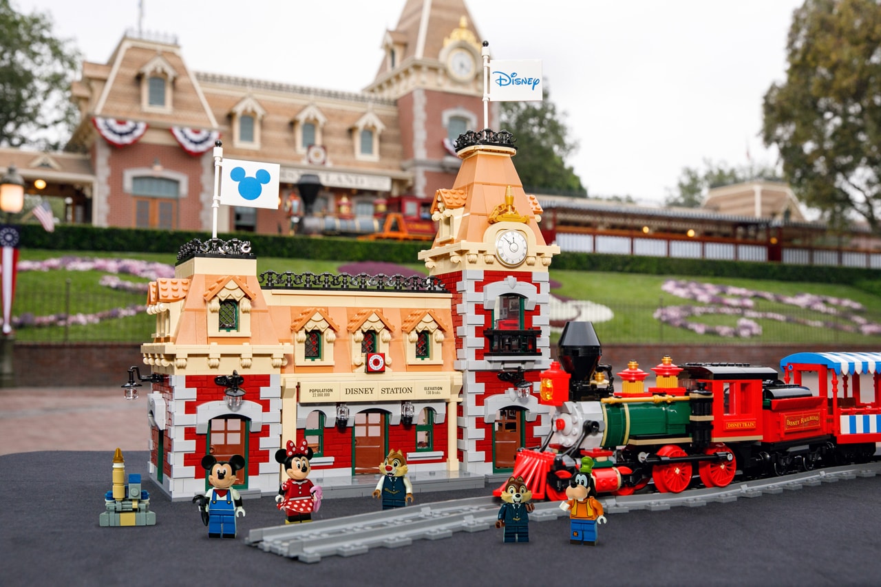 LEGO Disney Parks® Landmark Train Station Mickey Mouse Minnie Mouse Chip Dale Goofy Red Gray Orange Blue Green