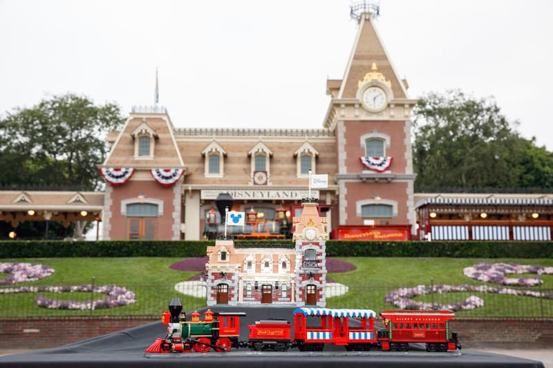 LEGO Disney Parks® Landmark Train Station Mickey Mouse Minnie Mouse Chip Dale Goofy Red Gray Orange Blue Green