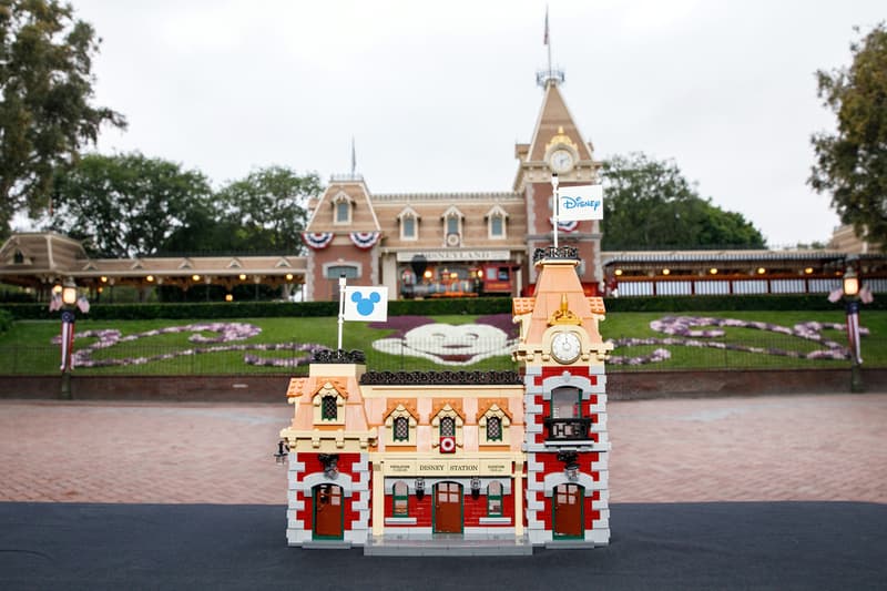 LEGO Disney Parks® Landmark Train Station Mickey Mouse Minnie Mouse Chip Dale Goofy Red Gray Orange Blue Green