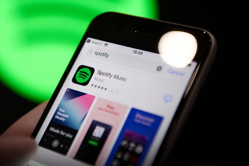 Spotify Gets Siri Support in Apple iOS 13 Update voice control AI assistant music play songs tracks airpods apple watch feature hands free
