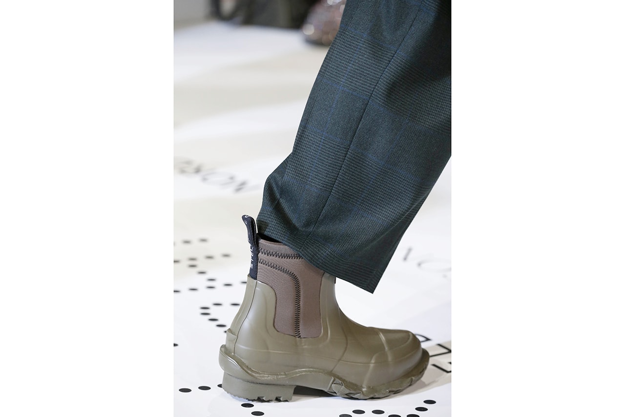 Stella McCartney x Hunter Wellington Boots Sustainable Rubber Release Information "Clatter Grey" Exclusive Colorway Footwear Collaboration Fall Winter 2019 FW19 Runway Paris Fashion Week "Black" "Olive"