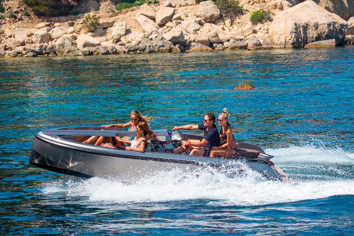 Vanquish Yachts Vanqraft VQ16 Boat Jet Ski Release speedboat luxury 200 horsepower