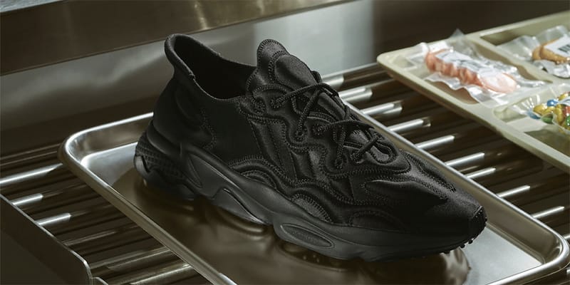 ozweego tech shoes black