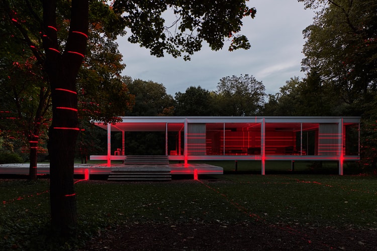 Mies van der Rohe's Farnsworth House Lights Up With Red Lasers