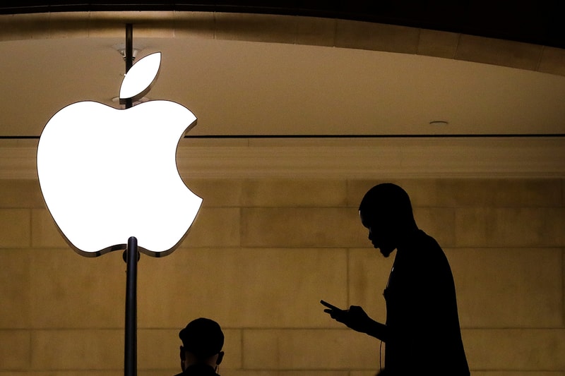 apple tim cook ar vr augmented virtual reality headset technology iphone ipad bloomberg 2021 2022 2020