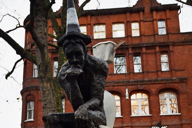"Stolen" Banksy Sculpture Expected to Fetch $1.3M USD at Auction the drinker sothebys london england works of art the thinker Art Kieda leader Andy Link aka AK47