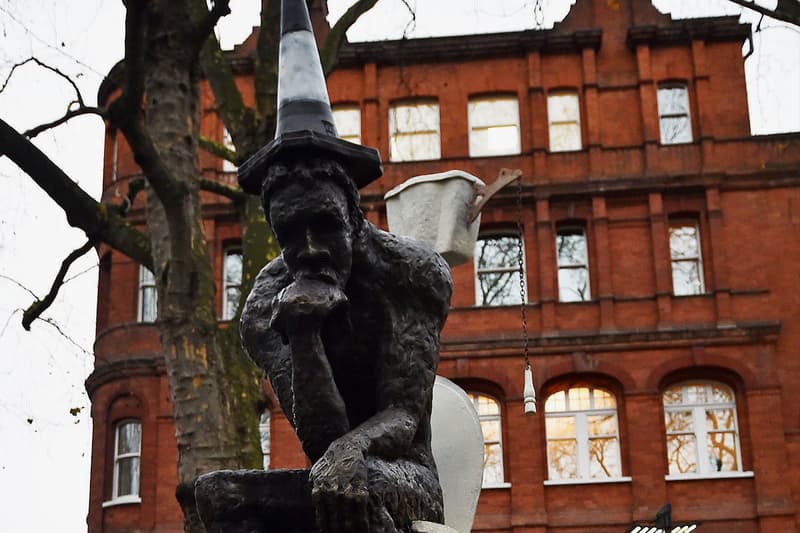 "Stolen" Banksy Sculpture Expected to Fetch $1.3M USD at Auction the drinker sothebys london england works of art the thinker Art Kieda leader Andy Link aka AK47