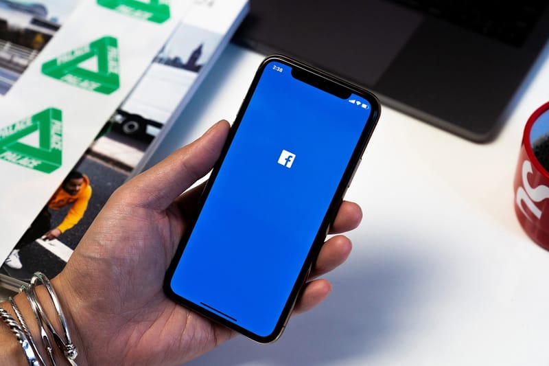 A Facebook Bug Secretly Turns Your iPhone Camera On