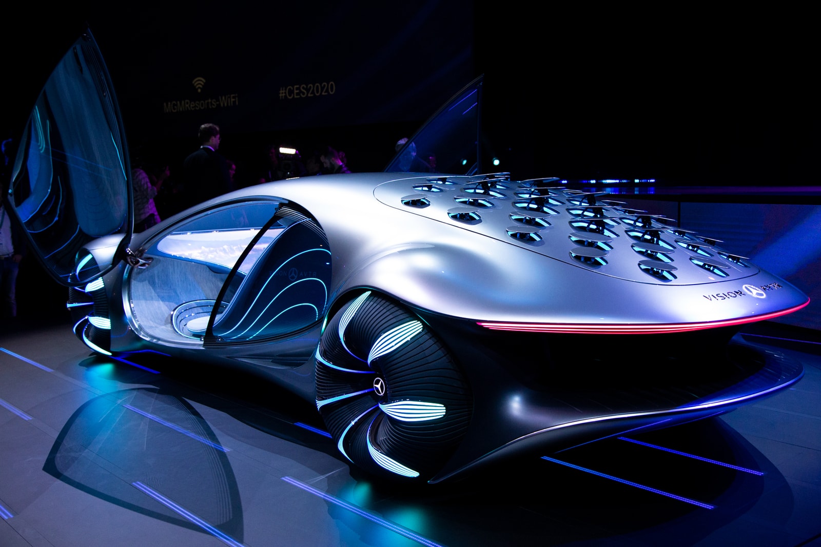 映画アバターから着想を得たベンツの最新コンセプトカーが公開 Mercedes-Benz x Avatar Vision AVTR First Look James Cameron Movie